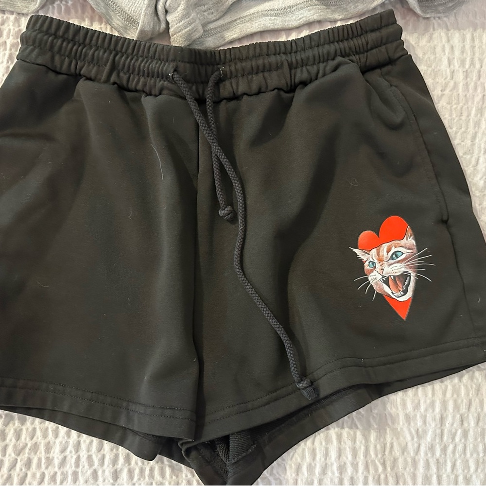 Women’s / Junior’s Shorts, Size Large - Picture 10 of 11
